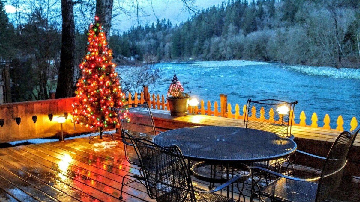 Gold Bar Ski Chalet | A river retreat with breath taking views of river and mountains from a hot tub