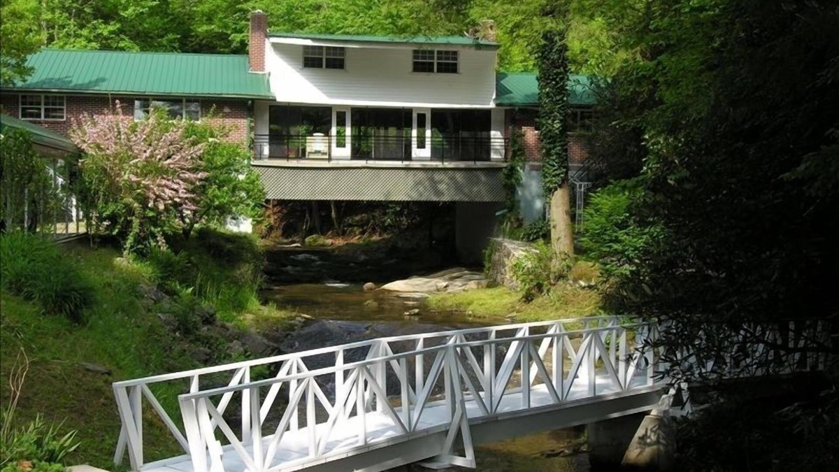 Ellijay Cabin | “A River Runs Through It” - Creek Runs Underneath Home