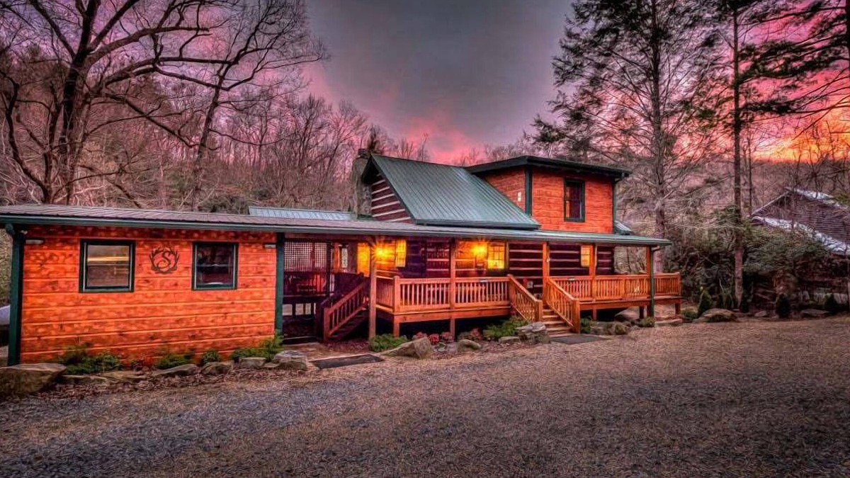 Dial Cabin | A River Runs Through It - River front | Hot Tub | Pool Table | Fire pit