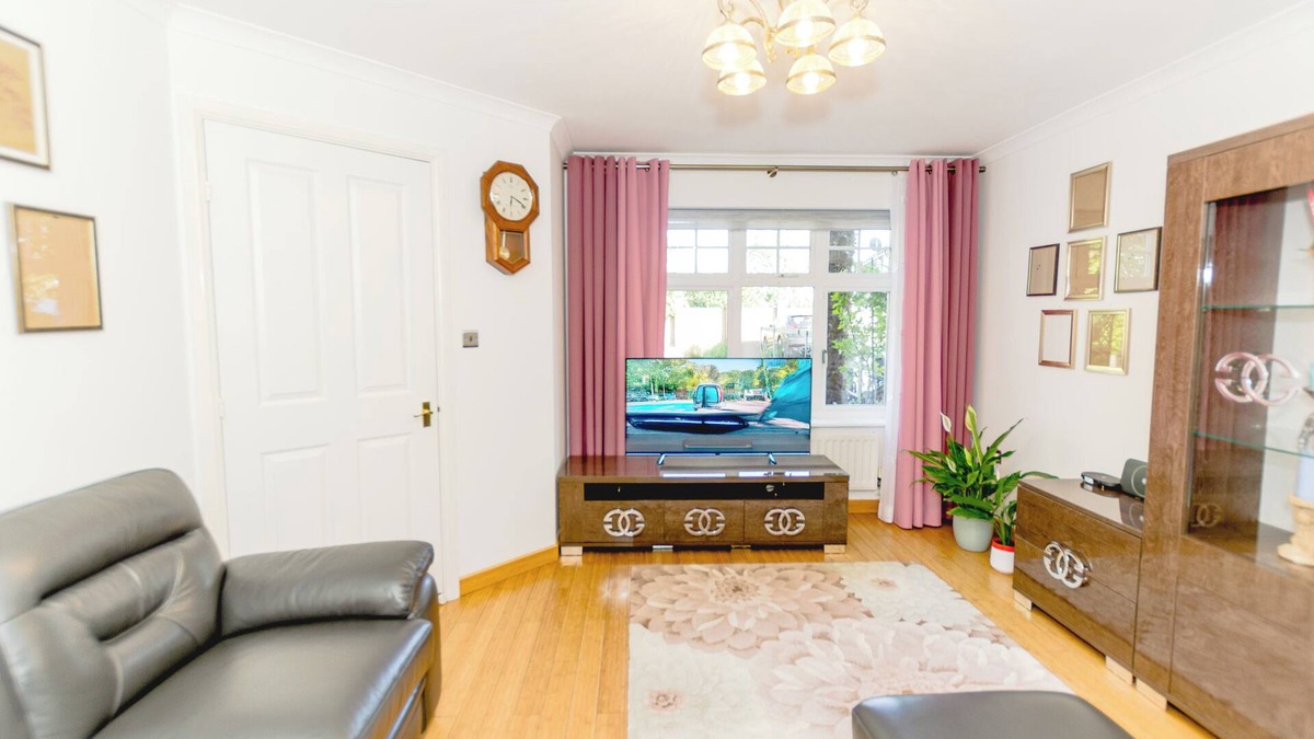 Thamesmead House | A Riverside Paradise in The City w Garden - A 2 Bed Home in London Sleeps 4!