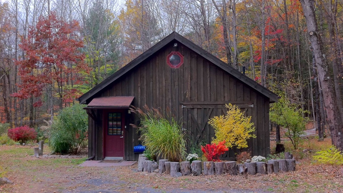 Mount Tremper House | A Romantic Escape, Woodstock Barn by A Stream with Hot Tub