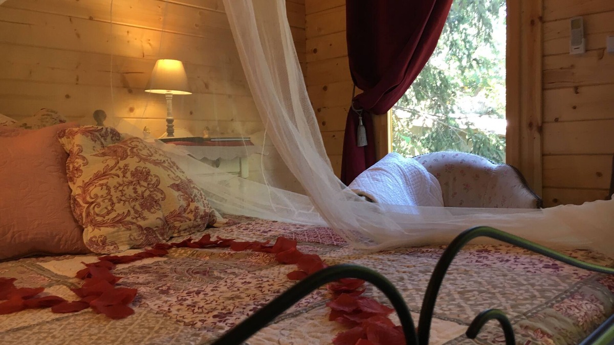 Barjols Cabin | A romantic garden hut with balneotherapy