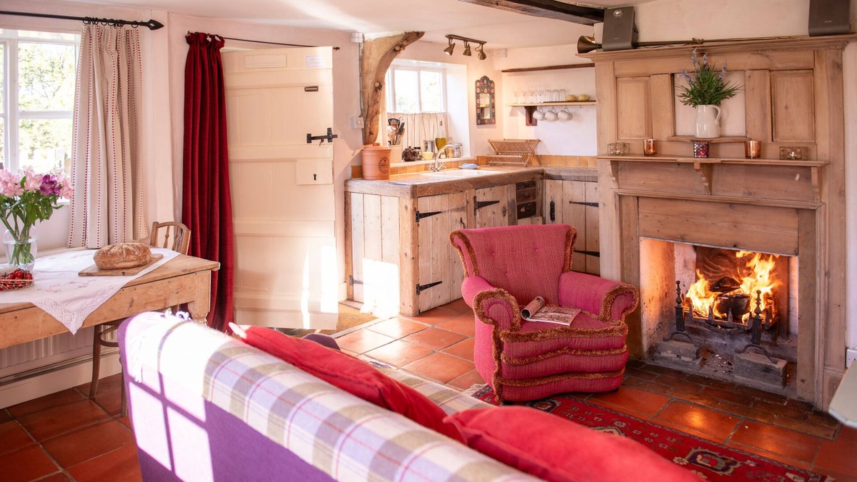 Sudbury Cottage | A romantic little Farm cottage with a roaring fire. Ideal for dog owners.