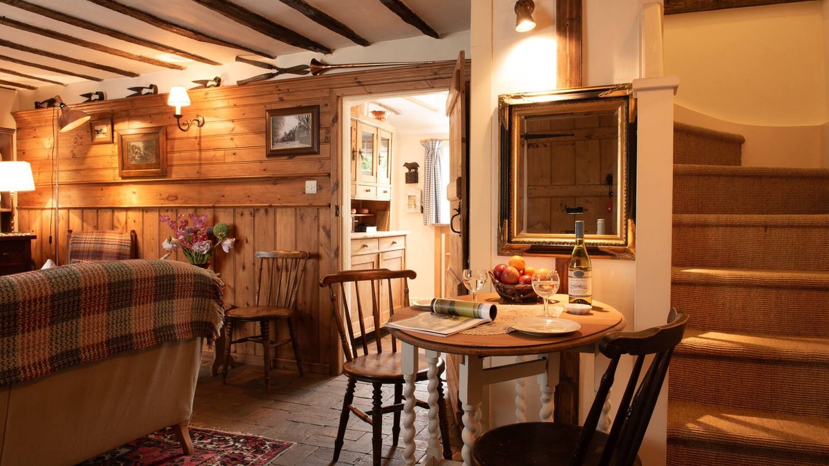 Long Melford Cottage | A romantic little Flax Workers Cottage with a beautiful open fire and an enclosed garden which leads