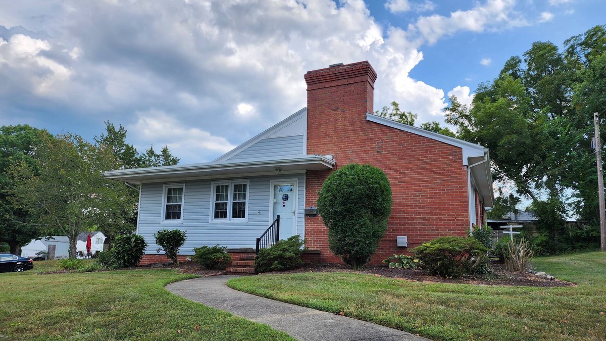 South Boston House | A roomy, comfortable home close to everything.