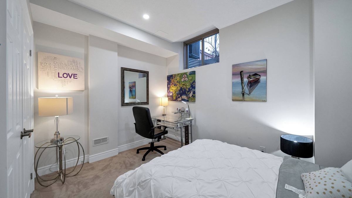 Whitby House | A serene place for work or play. 1-bedroom lower Unit near Thermea Spa Whitby