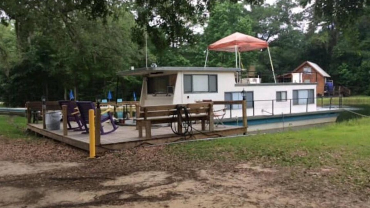 Bogalusa Boat Rental | A Shore Bet 36' Vintage Houseboat.