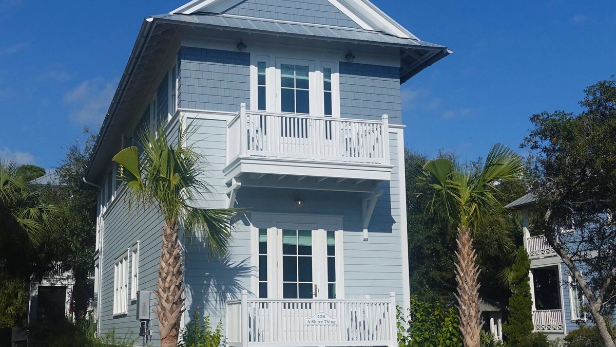 Sunnyside House | "A Shore Thing" Carillon Beach 2 minute walk to the beach