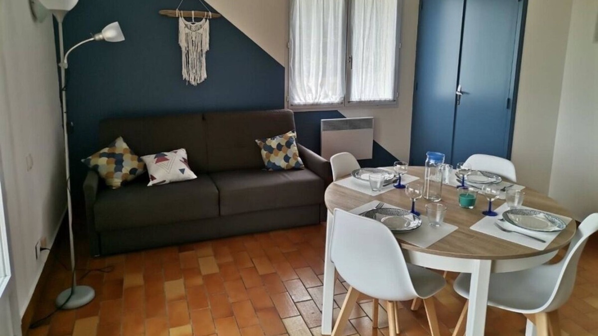 Prailles House | A short drive to Parcours Vitalité! Private Kitchenette, Pool & Free Parking!