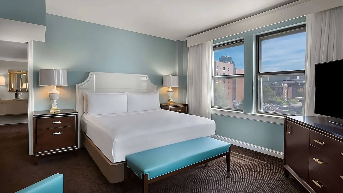 Central West End Hotel | A short drive away from Saint Louis Science Center! W/Pool, Parking & Cinema!