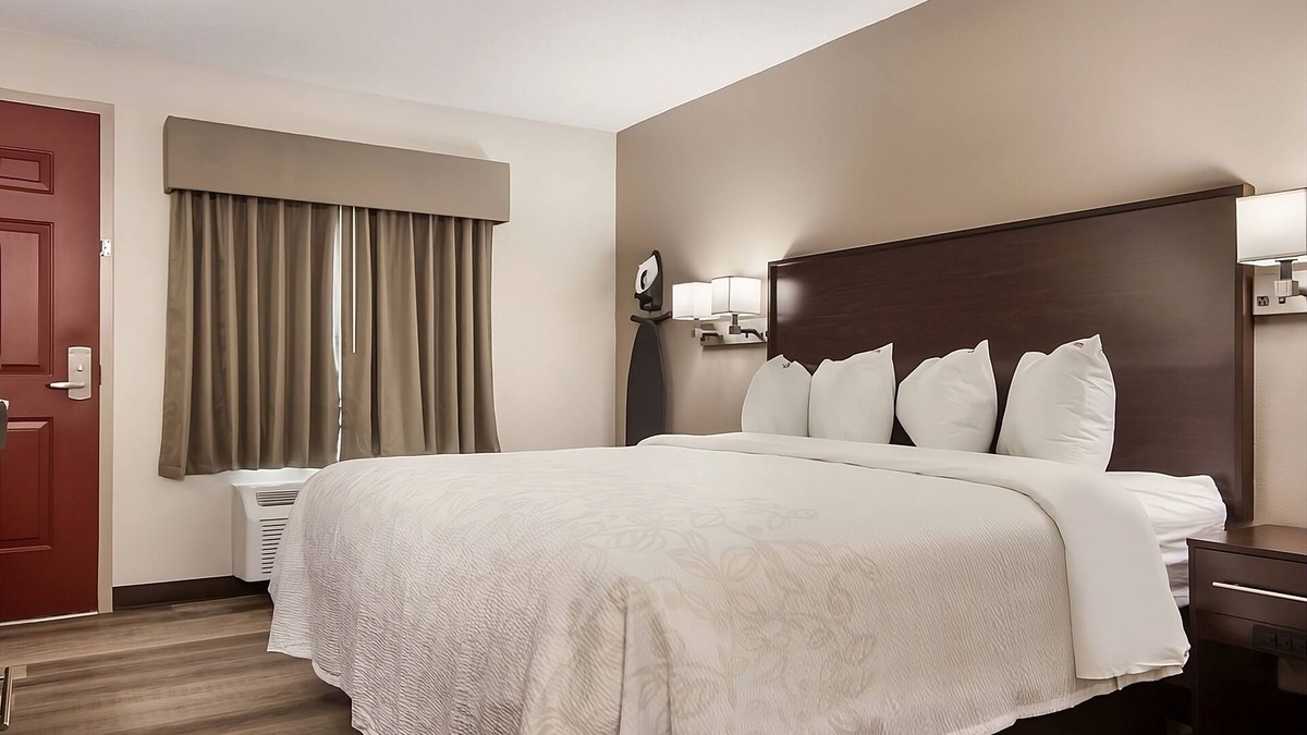 Erie Hotel | A short drive away from Play Port Arcade & Family Fun Center! Parking is FREE!