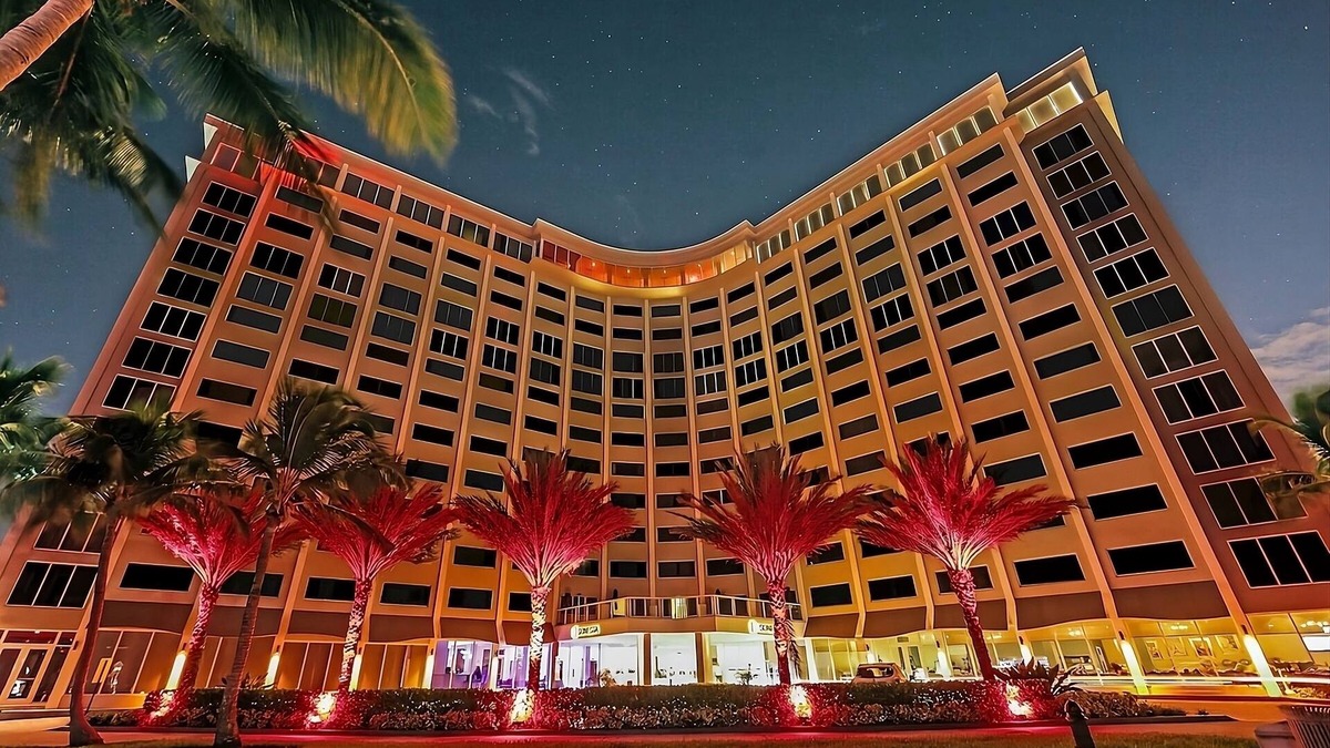 East Fort Lauderdale Hotel | A Short Drive from Pompano Beach! Ocean View Accommodation! Parking, Pool!
