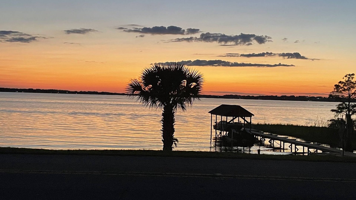 Clermont Condo | A short stroll to Clermont & a quick bike/drive to Lake Minneola trails & beach.
