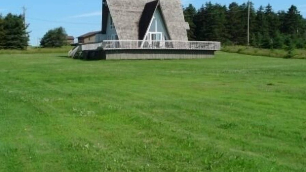 Darnley Cottage | A short walk to one of the world's best beaches, sleeps 8