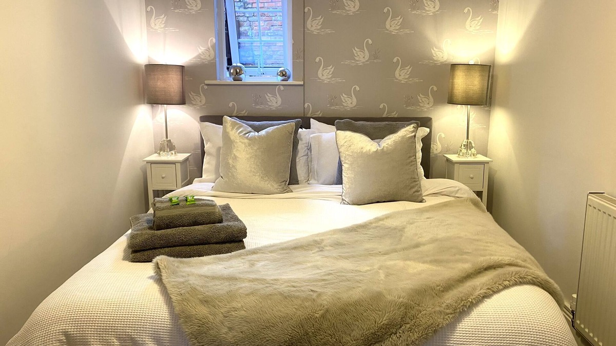 Chester Apartment | A short walk to the City, with free parking: this place oozes class!