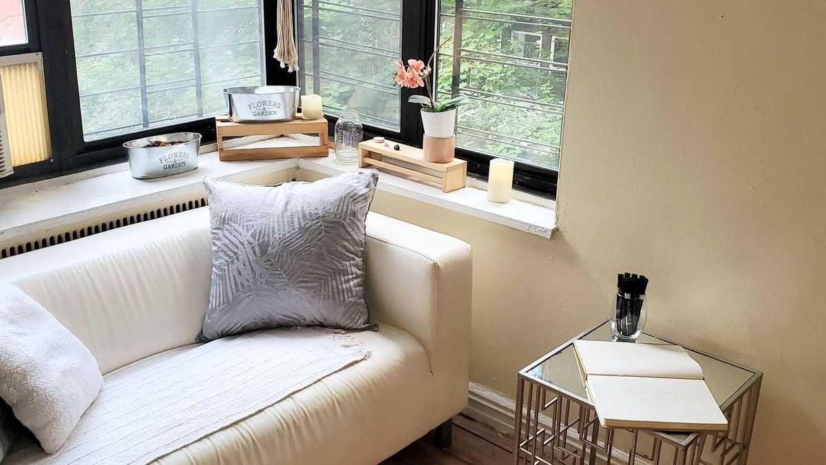 West Bronx Apartment | A Simple Artsy Riverdale Apartment near Manhattan College