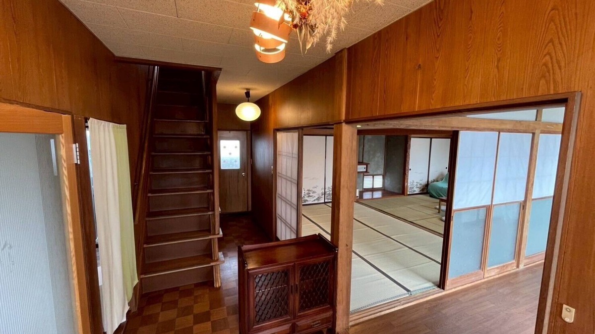 Kofu House | A single house rental inn overlooking vineyards, perfect for a wine trip.