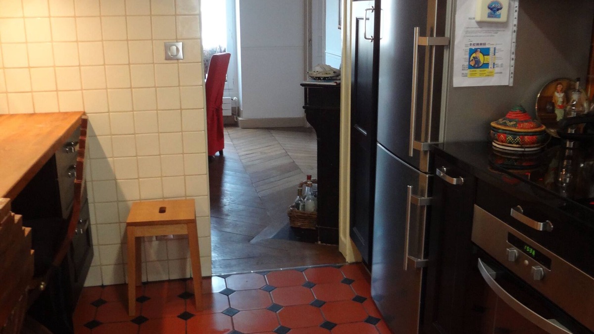 Porte-Saint-Martin Apartment | A single room in a fancy 100 sqm flat downtown Paris.n