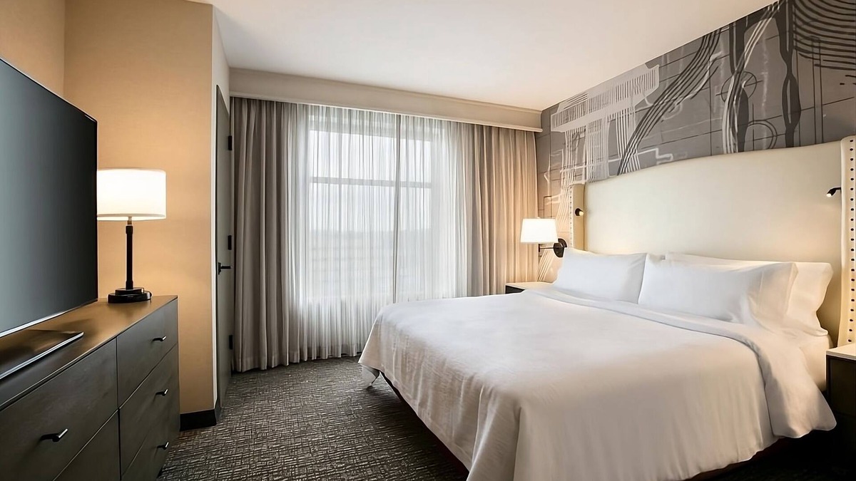 Berkeley Heights Hotel | A Slice of Luxury in Berkeley Heights! Free Breakfast, Indoor Pool, Pets Allowed