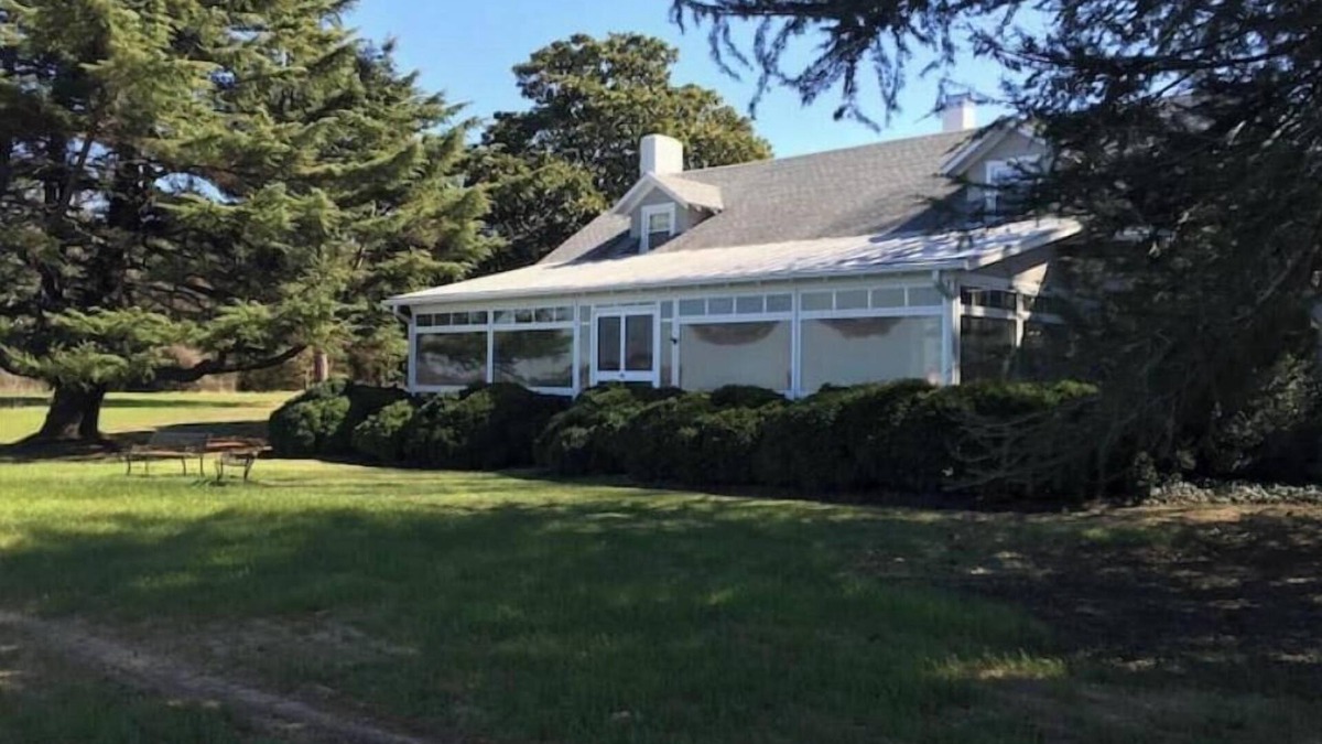 Cobbs Creek House | A slice of paradise on the Piantakank: pool, tennis court, private beach, dock