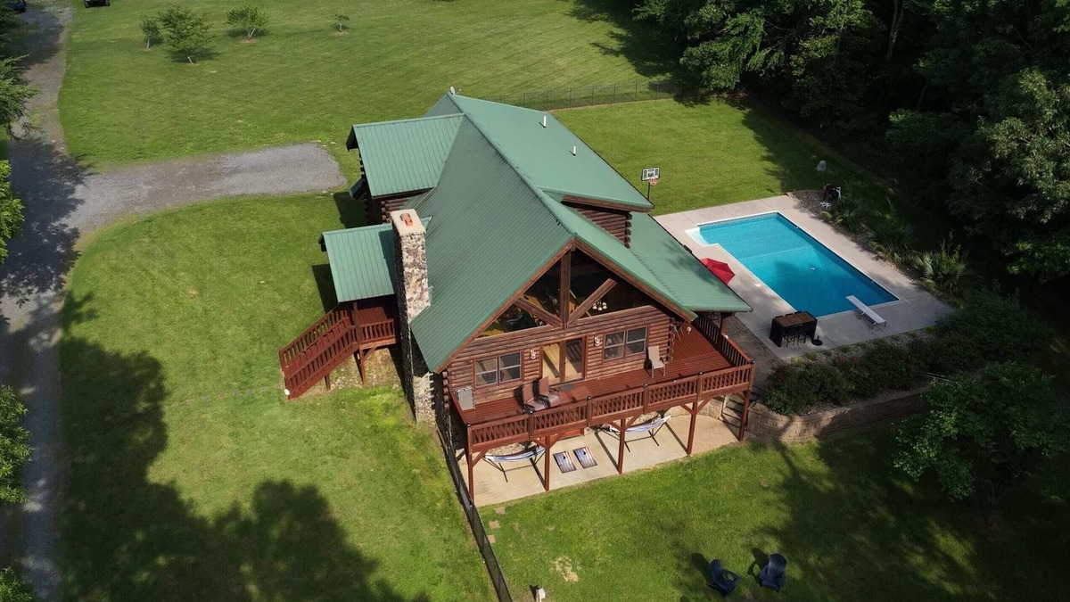 Salisbury Cabin | A Slice of Salisbury-Pool, Hottub 10 Acre