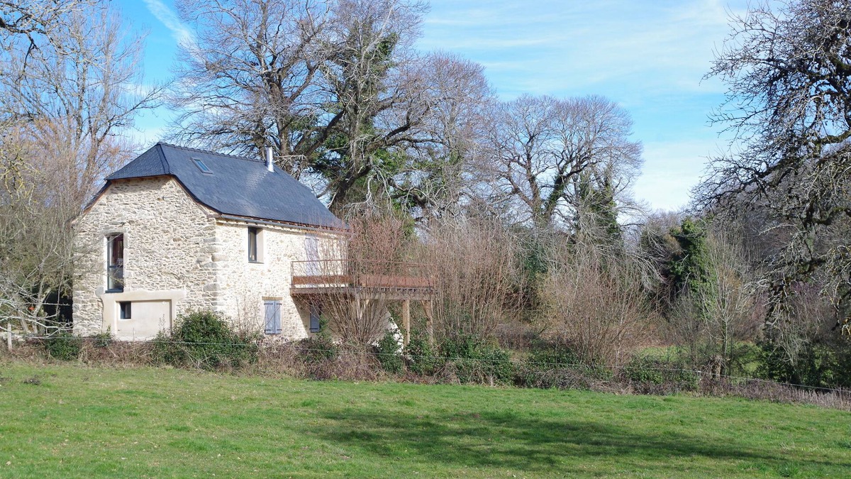 Rieupeyroux House | A small house above the meadows. Light, space and silence.