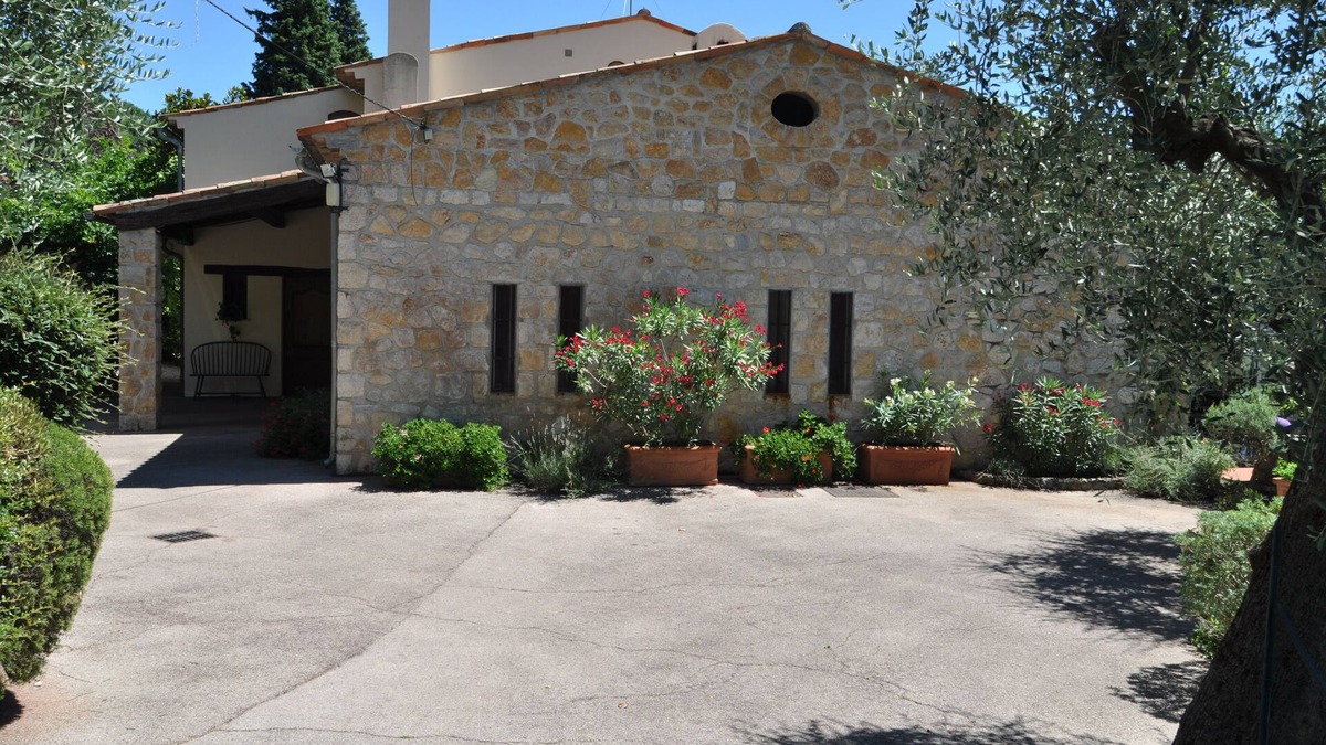 Magagnosc Villa | A spacious, beautiful villa enjoying a large garden, privacy and great views