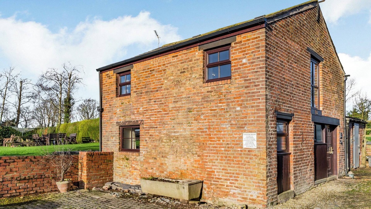 Poulton-le-Fylde Cottage | A spacious cottage with a first floor living space boasting far reaching views.