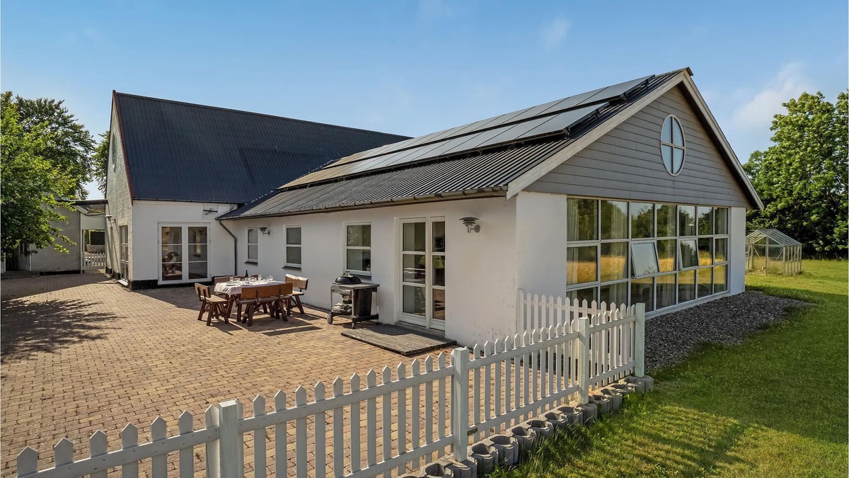 Snertinge House | A spacious cottage surrounded by golden fields awaits you.