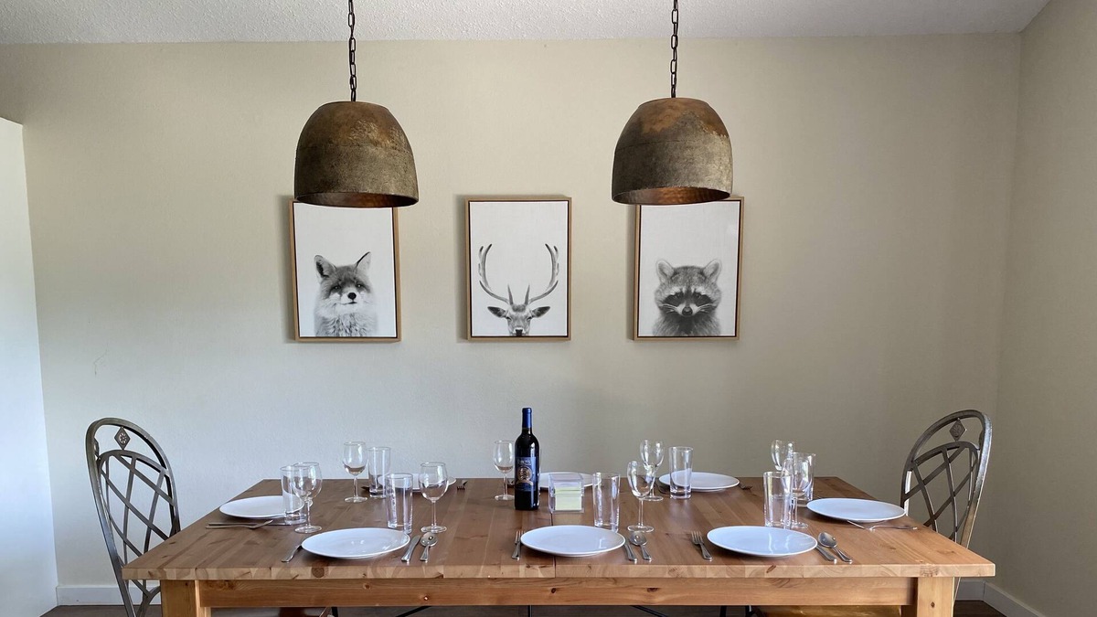 Avinger House | A spacious getaway near the lake for you and your tribe.