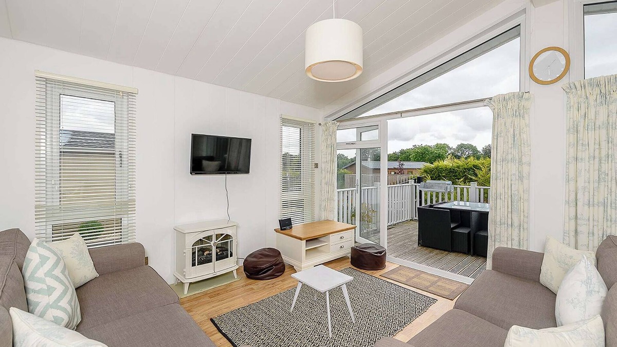 Honiton Ski Chalet | A spacious lodge with one master double with en suite shower room.