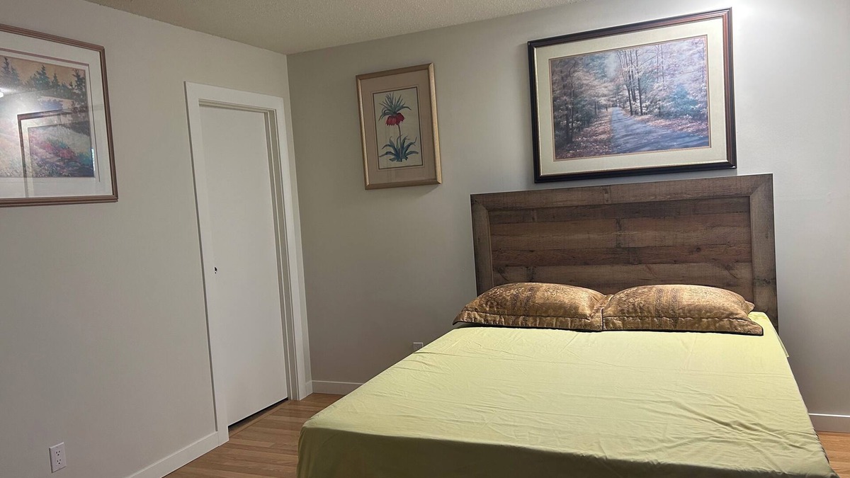 Saskatoon House | A spacious mainfloor suite in a great location