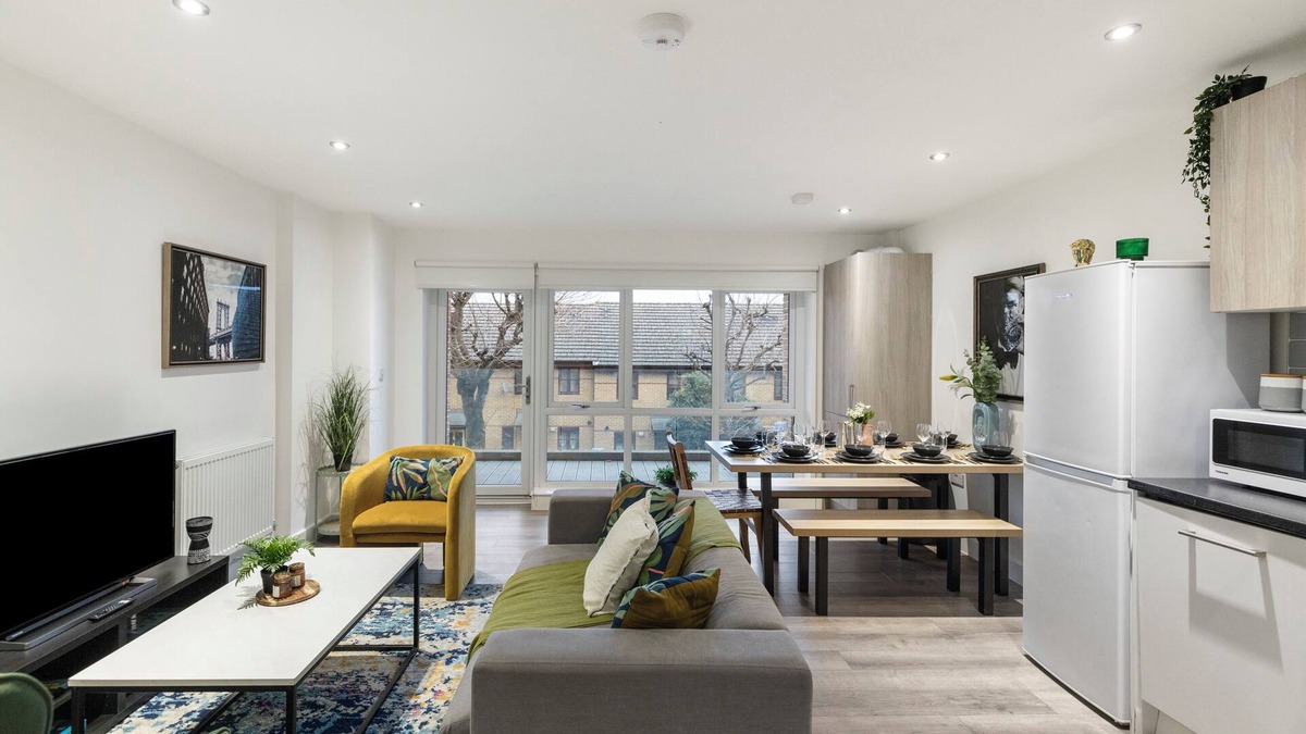 Leyton Apartment | A Splash of Color: Spacious & Funky 3-BR Flat