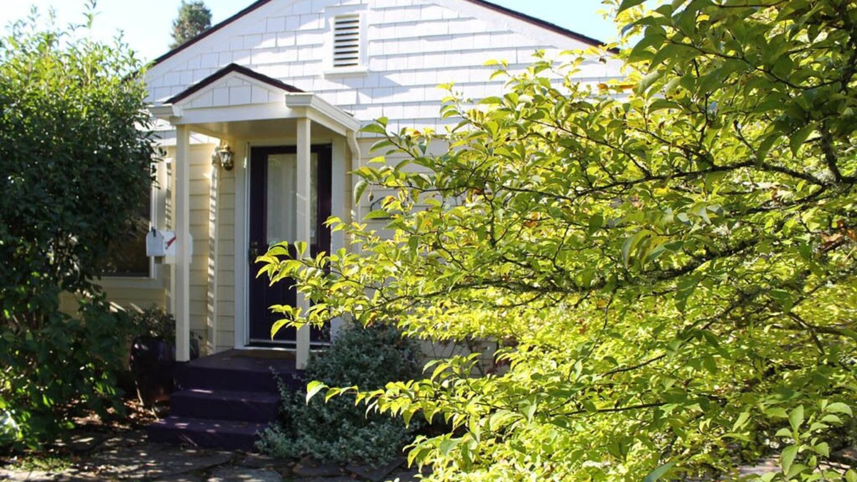 West Eugene House | A Step Away From Downtown- Quiet, Light, and Clean
