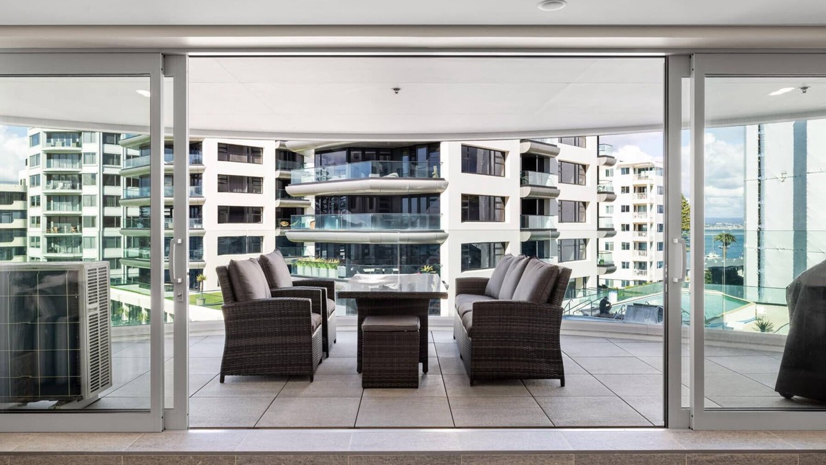 Mount Maunganui Apartment | A strand Of Paradise, Oceanside & Views with pool