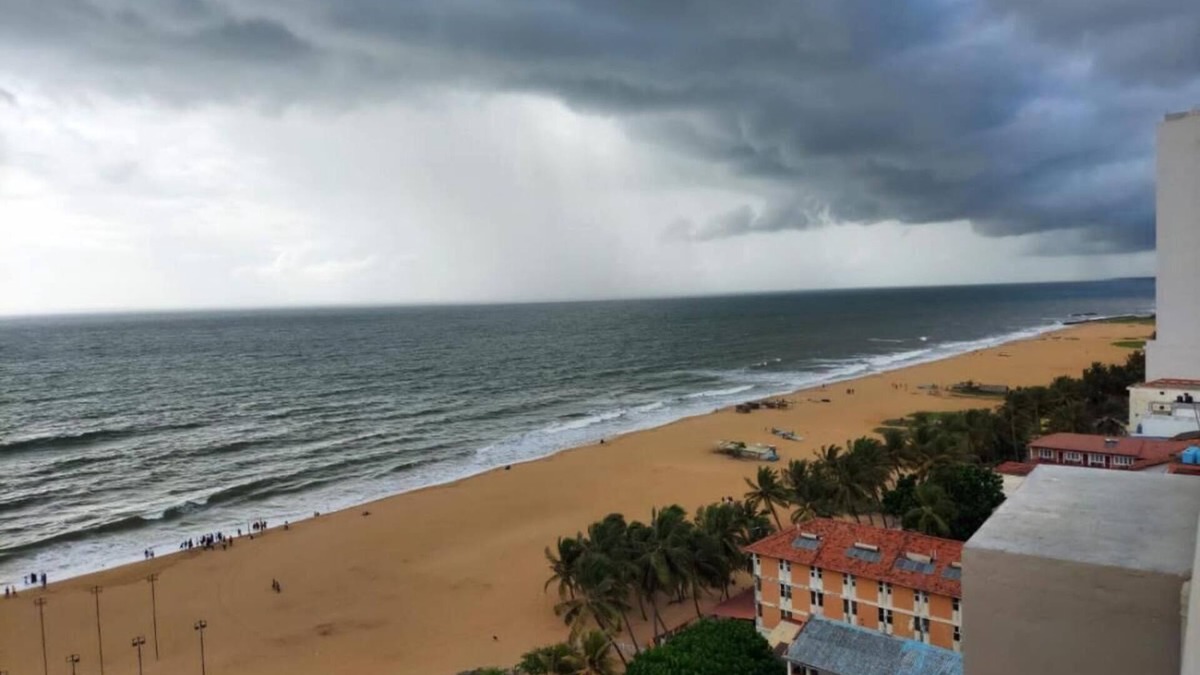 Negombo House | A Studio apartment with A/C,Free WiFI&Roof top Pool with a scenic view of ocean