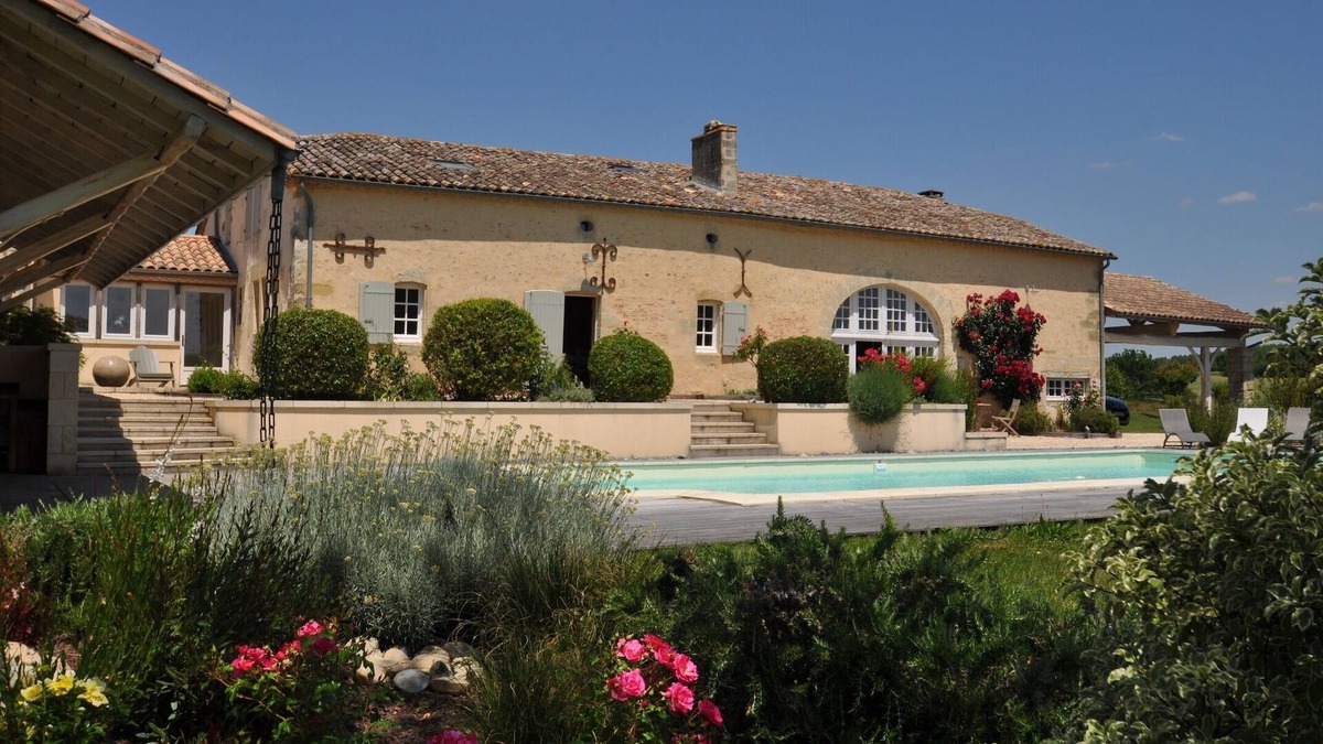 Saint-Vivien-de-Monsegur Villa | A stunning villa with great comfort and style.