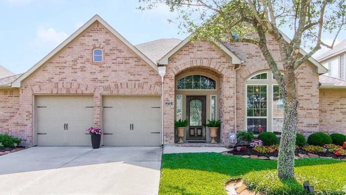 Houston House | A stunning home in Pearland, Texas awaits you! Thoroughly sanitized!