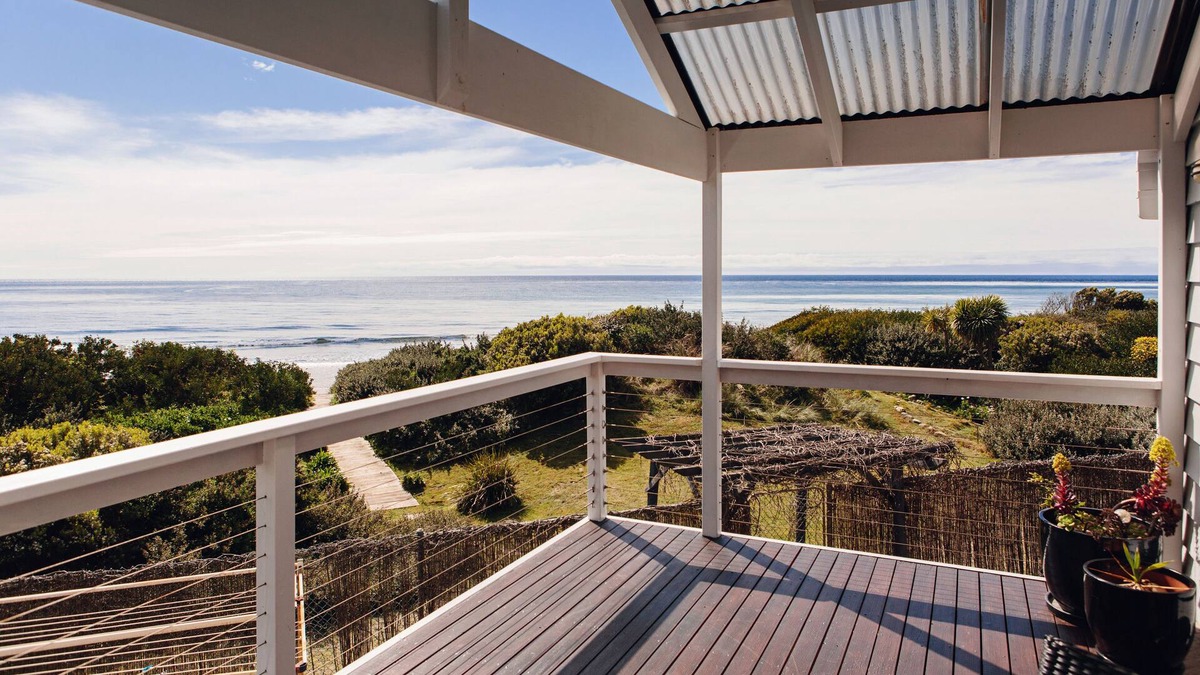 Turners Beach House | A stunning house right on the beach in a quiet and relaxed seaside location.