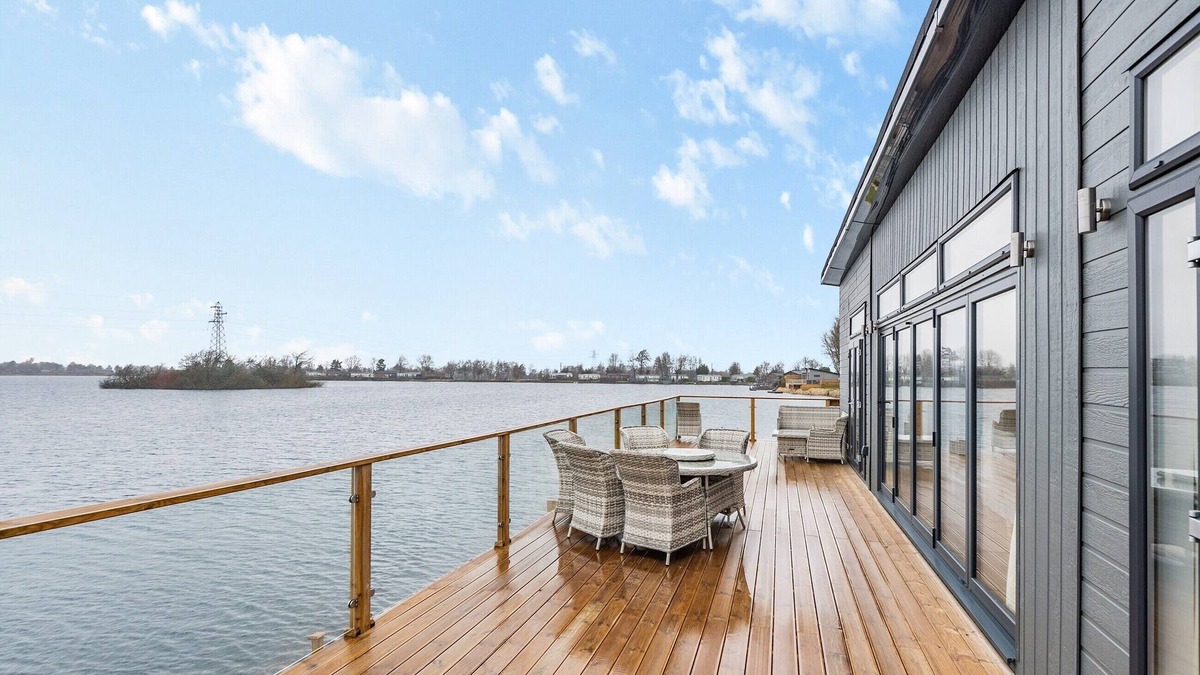 Frognall Cottage | A stunning lakeside location for a luxury holiday with plenty to see and do for all the family.