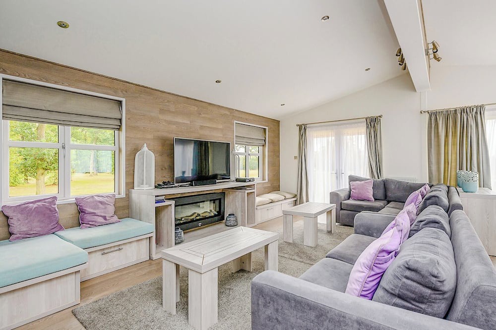 Bury St Edmunds Ski Chalet | A stunning lodge with one master double with en suite.