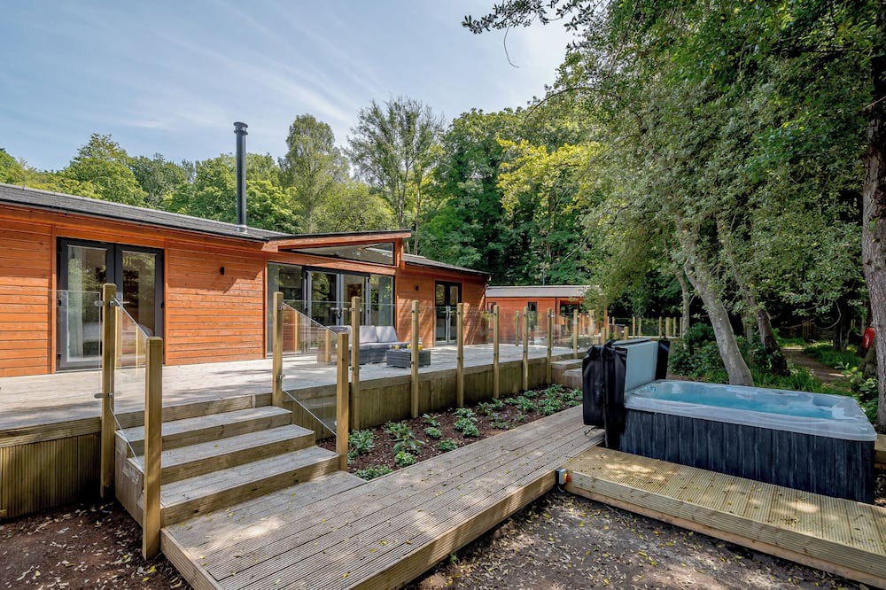 Annbank Ski Chalet | A stunning lodge with a centre lounge.