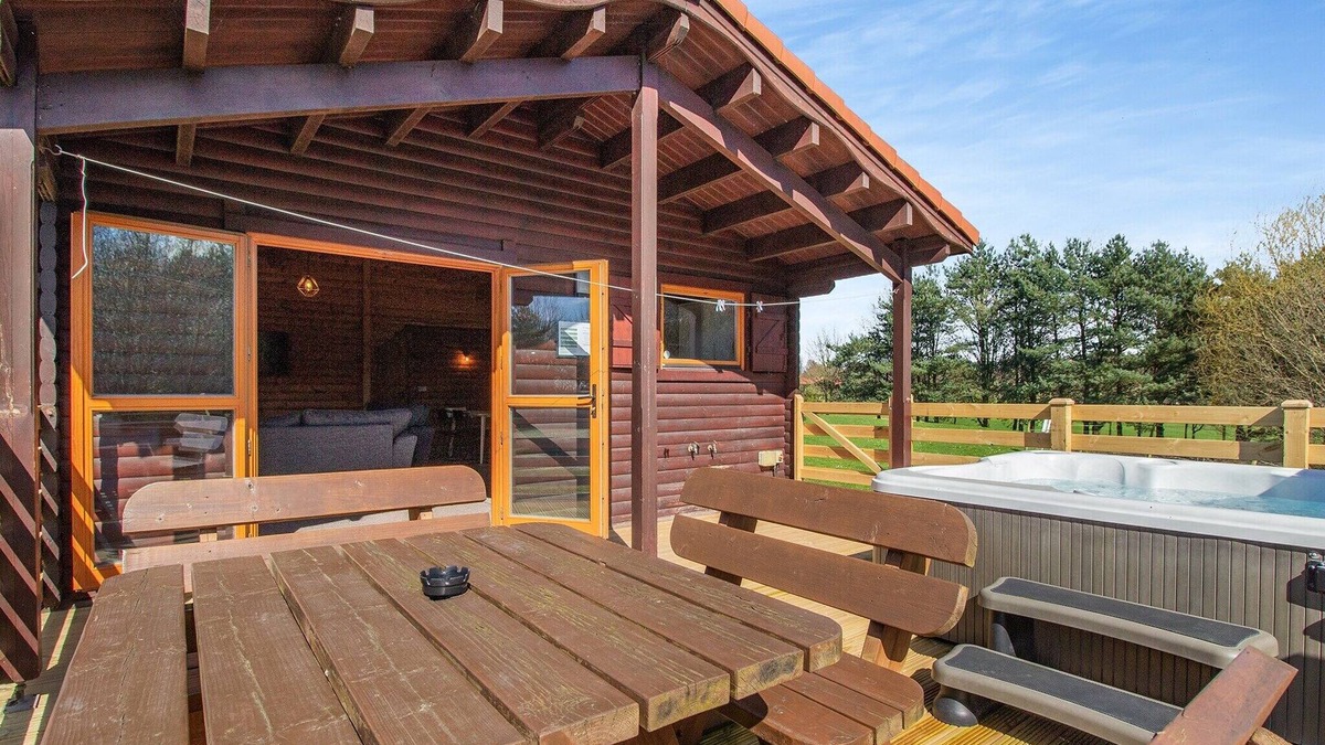 Scunthorpe Cabin | A stunning three bedroom lodge with a master bedroom served by an en-suite shower room, one double b