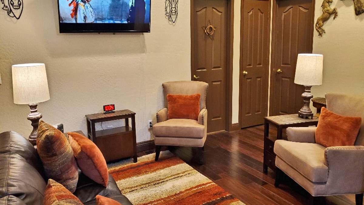 Centerra House | A SUITE Wild West HIDEAWAY 2BD/1BTH Amazing Location! WALK 2 Amenities!