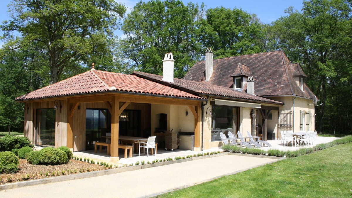 Domme Villa | A superb and spacious family house; with private heated pool and tennis court