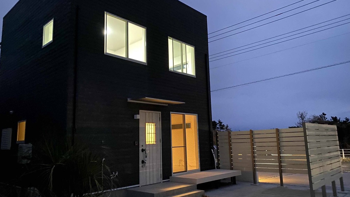 Ichinomiya Villa | A surf point and a 1-minute walk from the beach Enjoy a relaxing beach life in a California-style villa. Enjoy BBQ on the garden sofa.