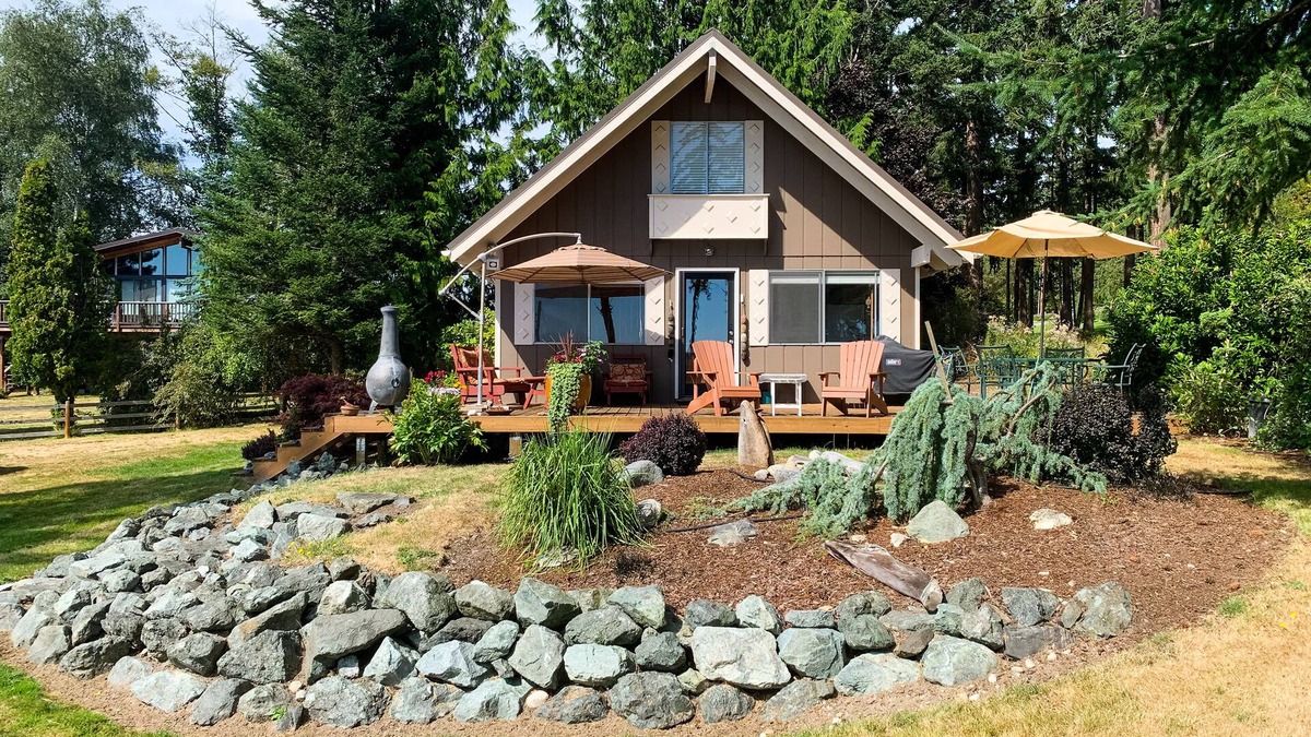 Freeland Cabin | A sweet Puget Sound view cabin with Mutiny Bay beach access.