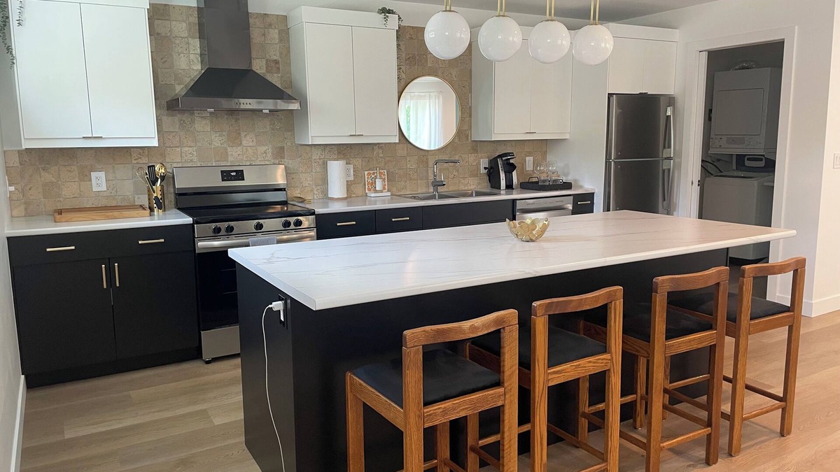 Comox Apartment | A Sweet Suite minute to golfing, beaches, airport and more in the Comox Valley.