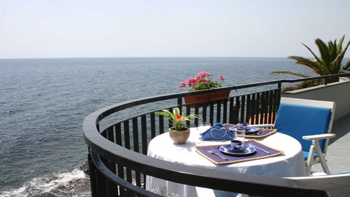 Torre Archirafi Apartment | A TERRACE ON THE SEA