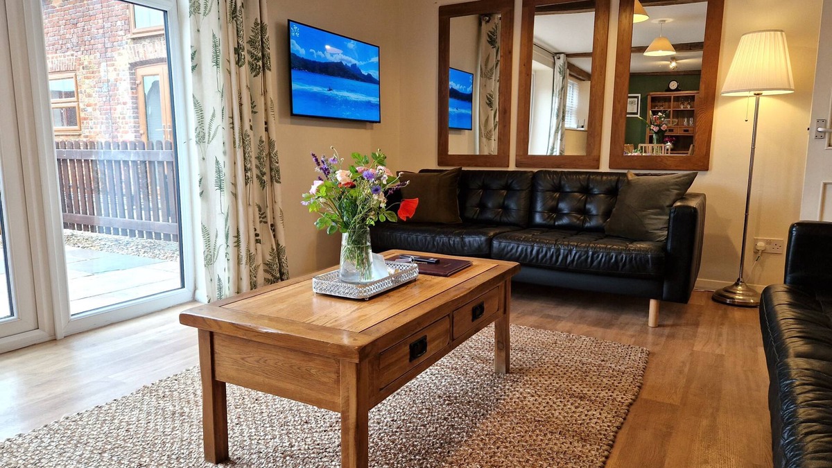 Ivinghoe Cottage | A thee bedroom, one bathroom that sleeps 5 guests in 3 bedrooms